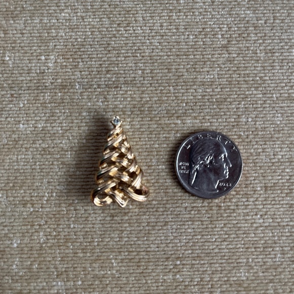 VINTAGE (1985) AVON CHRISTMAS TREE PIN - Picture 3 of 3